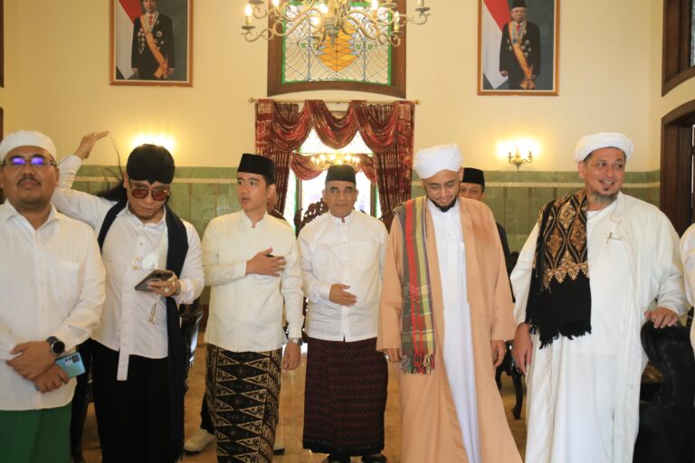 Gibran, Muzani, hingga Gus Miftah Hadir Bersama di Haul Habib Solo 4 WhatsApp Image 2023 11 04 at 15.03.25 99d7e4f3