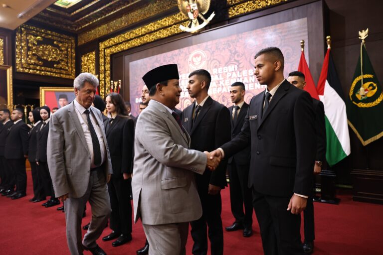 Penuhi Janji Beri Beasiswa, Prabowo Terima Kedatangan 22 Mahasiswa Palestina untuk Belajar di Unhan RI 4 WhatsApp Image 2023 11 08 at 11.45.58 6fb1510e