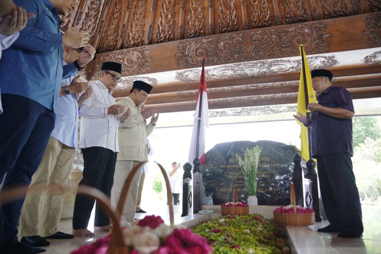 Ziarah ke Makam Bung Karno, Prabowo: Beliau Mempersatukan Kita 4 WhatsApp Image 2023 12 17 at 13.33.48 842ed587