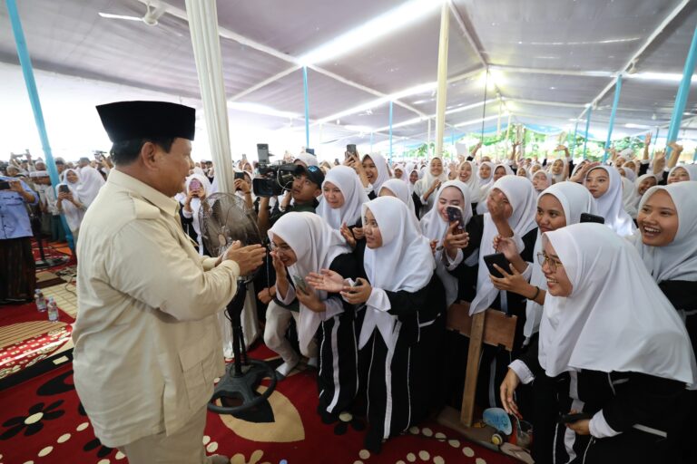 Pimpinan Ponpes Genggong: Prabowo Pilihan Kaum Santri karena Hatinya Menyatu dengan Para Kiai 4 WhatsApp Image 2024 01 02 at 15.35.14 73a1f91d 1