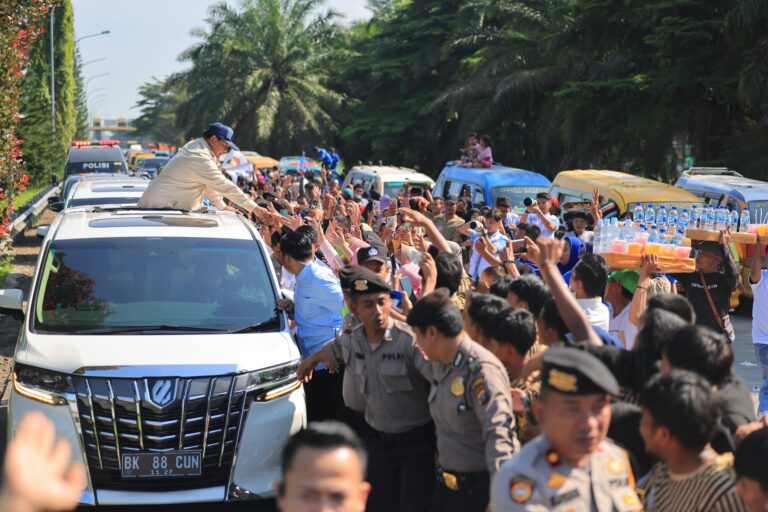 Tiba di Medan, Prabowo Disambut Antusias Ribuan Rakyat dari Bandara Sampai Tempat Acara 4 WhatsApp Image 2024 01 13 at 12.25.33 6bd221b3