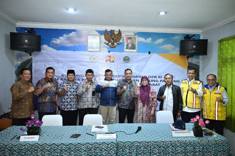 Mulyadi: Solusi Jalan Rusak Parung Panjang Perlu Komunikasi PUPR dengan Pemerintah Daerah 4 Anggota Komisi V DPR RI Mulyadi dalam foto bersama usai pertemuan Kunspek Komisi V DPR RI di kantor 20240318093321