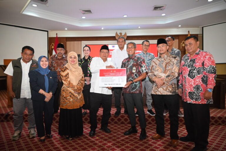 Abdul Wachid: Negara Harus Hadir di Tengah Penderitaan Rakyat 4 Wakil Ketua Komisi VIII DPR RI Abdul Wachid saat menyalurkan bantuan sosial secara simbolis di Kanto20240321104228