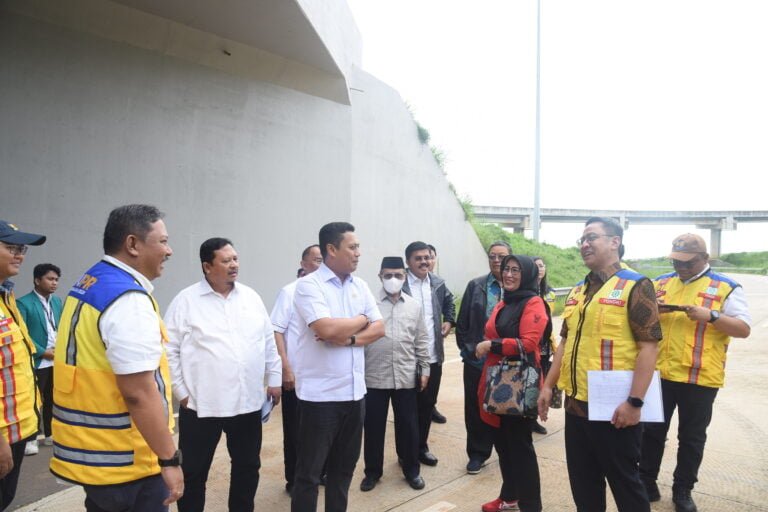 Iwan Aras Harap Tol Japek II Selatan Bisa Urai Kemacetan Saat Lebaran 4 Wakil ketua komisi V DPR RI Andi Iwan Darnawan Arash AIA saat memimpin tim kunjungan kerja spesifi20240318104342