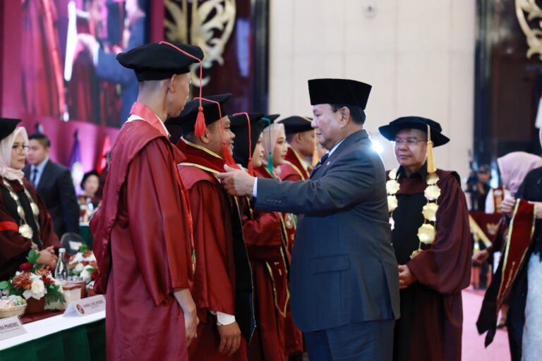 Pak Prabowo Hadiri Wisuda UKRI: Kepada Anak-anak Muda, Jadilah Pemimpin yang Cinta Rakyat 4 WhatsApp Image 2024 02 29 at 16.14.27