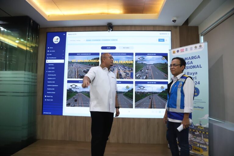 Anggota Komisi VI DPR RI Andre Rosiade saat meninjau Tol Trans Jawa di KM 70 Cikampek Karawang Ja20240413211405
