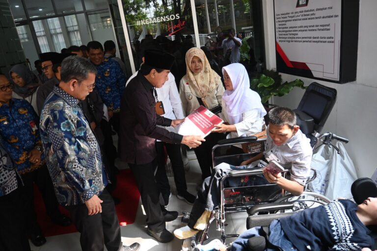 Komisi VIII Salurkan bantuan Kemensos, Moekhlas Sidik Harap Tingkatkan Kualitas SDM 4 Anggota Komisi VIII DPR RI Moekhlas Sidik saat menyerahkan bantuan sosial disela sela memimpin Kunju20240620095642
