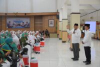 Wakil Ketua Komisi VIII DPR RI Abdul Wachid saat melepas calon jemaah haji asal Embarkasi Haji Surak20240602204951