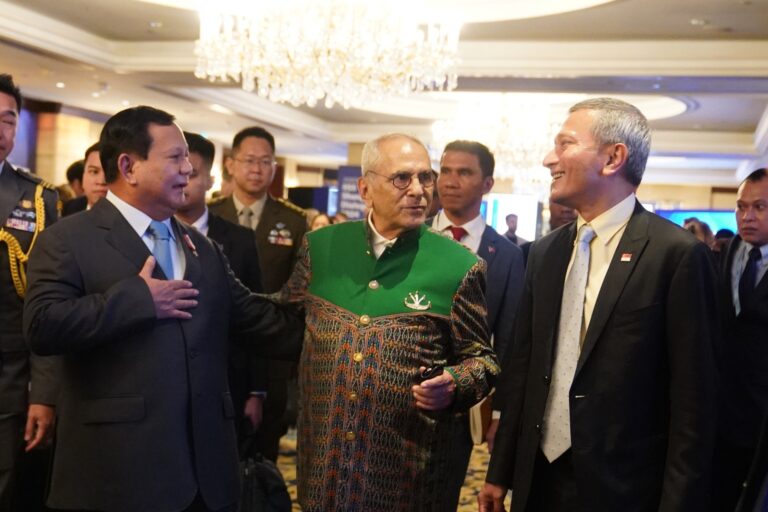 Momen Hangat Prabowo Rangkul Presiden Timor Leste Ramos Horta di Tengah Forum IISS Shangri-la 4 WhatsApp Image 2024 06 01 at 18.03.38