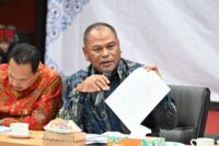 Anggota Komisi II DPR RI Rahmat Muhajirin saat memimpin pertemuan di Kantor Pertanahan Kota Surabay20240702095503