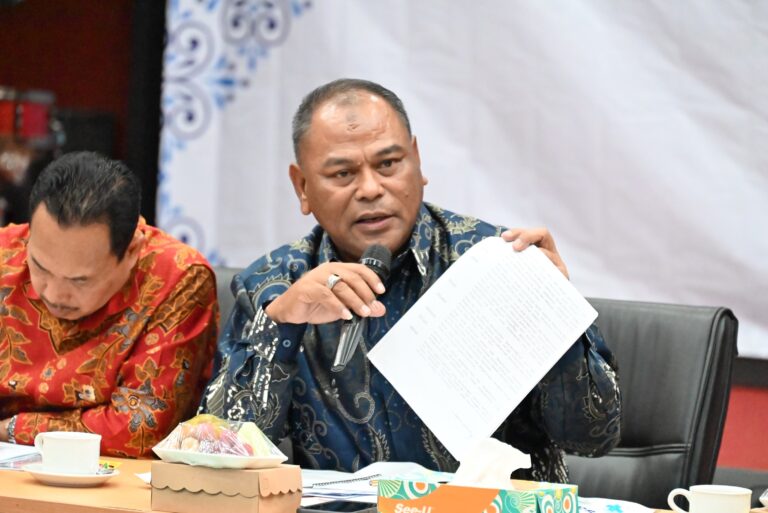 Kunjungan Komisi II ke Surabaya Bahas Permasalahan ‘Tanah Surat Ijo’ 4 Anggota Komisi II DPR RI Rahmat Muhajirin saat memimpin pertemuan di Kantor Pertanahan Kota Surabay20240702095503