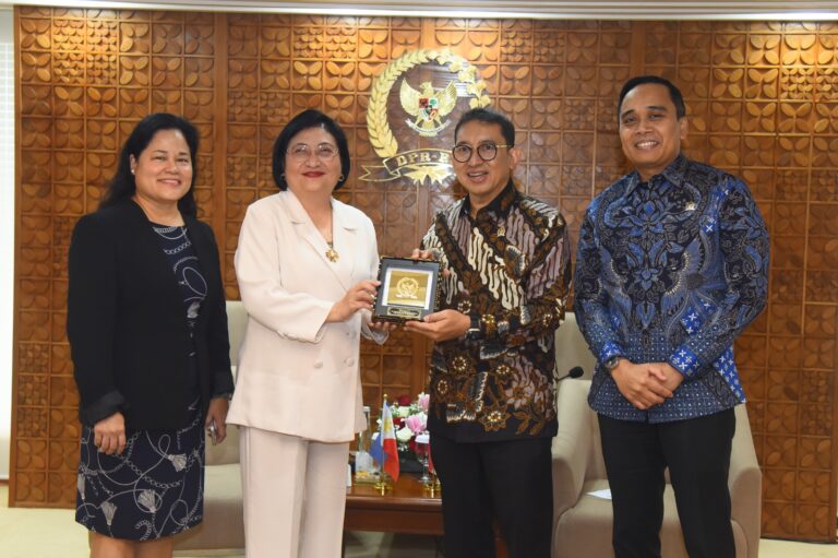 Terima Kunjungan Dubes Filipina untuk ASEAN, BKSAP Dukung Gagasan Parlemen ASEAN 4 BKSAP DPR RI dipimpin Ketua BKSAP Fadli Zon bertukar cinderamata usai menerima kunjungan Duta Besar 20240709162053