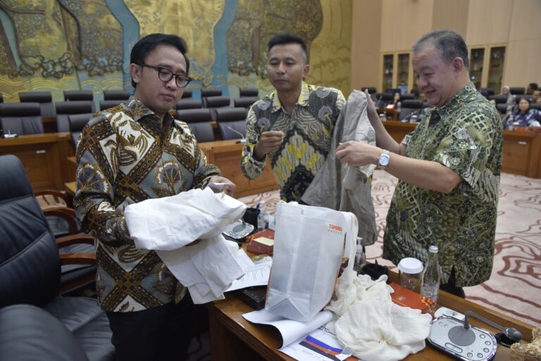 Wakil Ketua Komisi VII DPR RI Bambang Heryadi usai Rapat Dengar Pendapat Umum RDPU dengan Asosiasi20240710194600