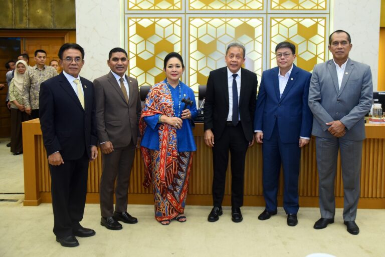 Titiek Soeharto Sah Jadi Ketua Komisi IV, Siap Percepat Swasembada Pangan 4 Foto bersama penetapan Pimpinan Komisi IV DPR RI periode baru 2024 2029 di Gedung Nusantara DPR RI 20241023074440