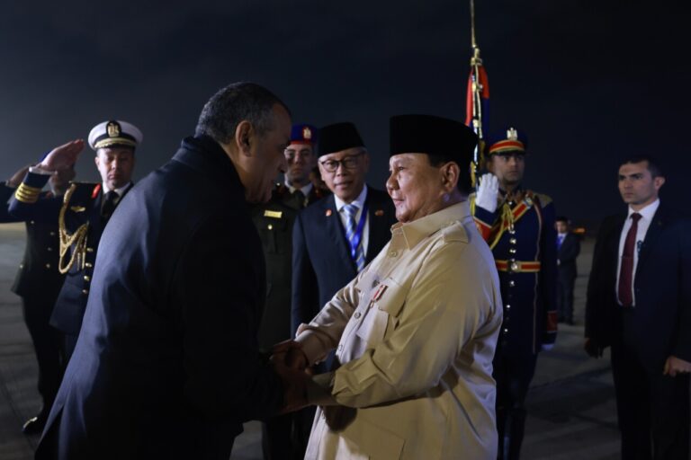 Prabowo Tiba di Kairo, Disambut Sejumlah Pejabat Tinggi Mesir dan Jajar Kehormatan 4 WhatsApp Image 2024 12 18 at 07.27.47 214325c3