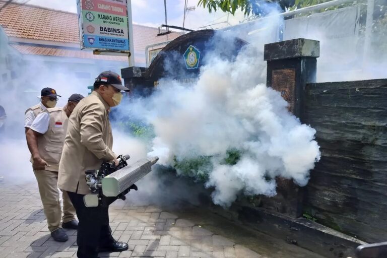 Legislator Gerindra Bambang Haryo Lakukan Fogging di Sidoarjo untuk Cegah DBD 4 Bambang