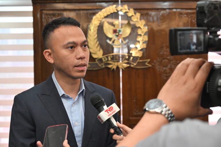 Bangkitkan Ekonomi Desa, DPR Dorong Pengawasan Koperasi Merah Putih 4 Wakil Ketua BKSAP Muhammad Husein Fadlulloh saat pertemuan dengan Wakil Duta Besar Australia untuk R20250124100518