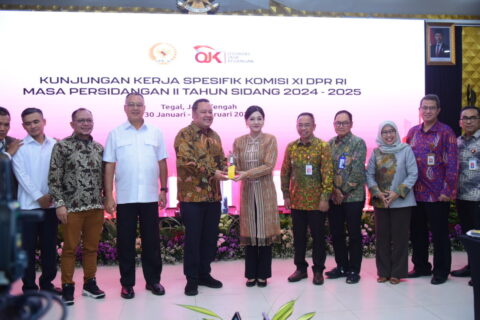 Wakil Ketua Komisi XI DPR RI Mohamad Hekal saat bertukar cenderamata usai memimpin pertemuan Tim K20250131094237