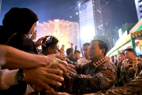 Momen Prabowo Sapa Masyarakat di Malam Tahun Baru Naik Maung Garuda, Warga Berebut Salam, Foto Bersama 6 WhatsApp Image 2025 01 01 at 11.11.18