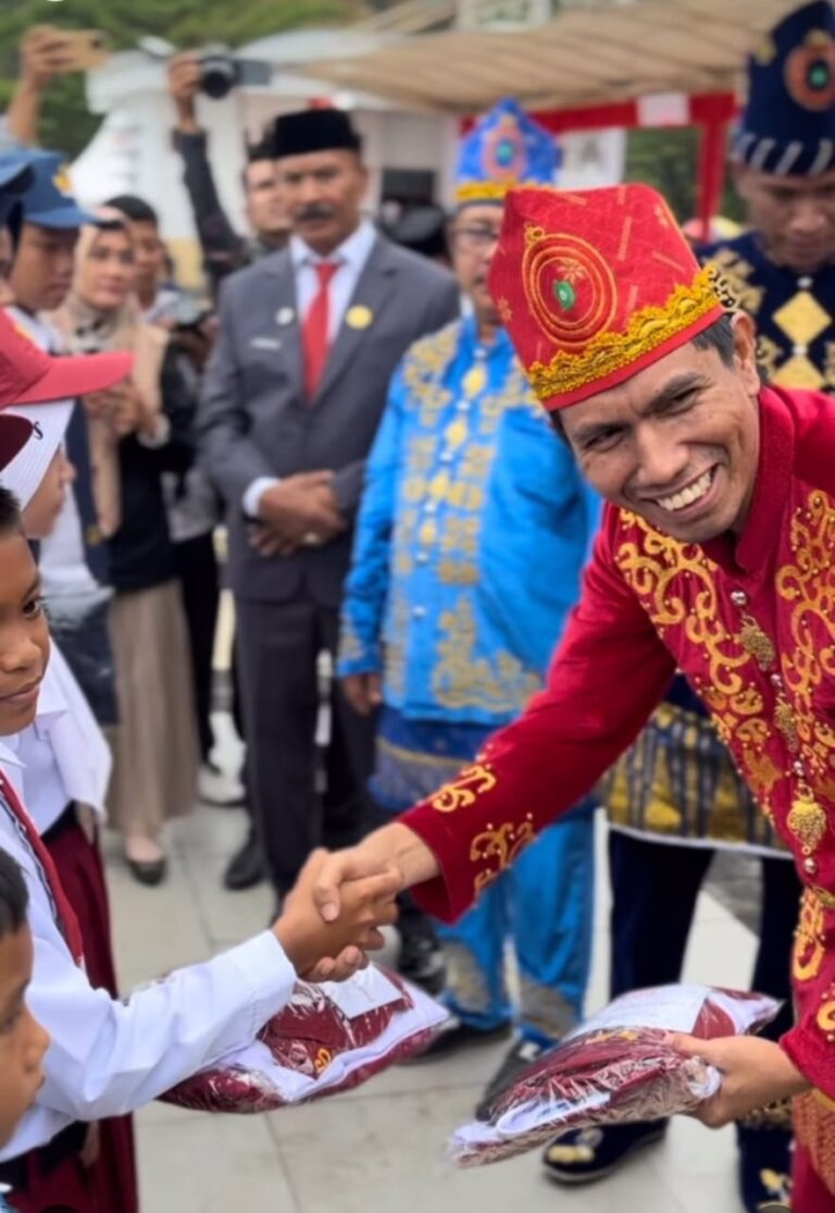 Dukung Pendidikan Berkualitas, Bahtra Banong Bagikan Seragam Sekolah Gratis di Kolaka Utara 4 WhatsApp Image 2025 01 16 at 12.17.09 ba2a8cd2