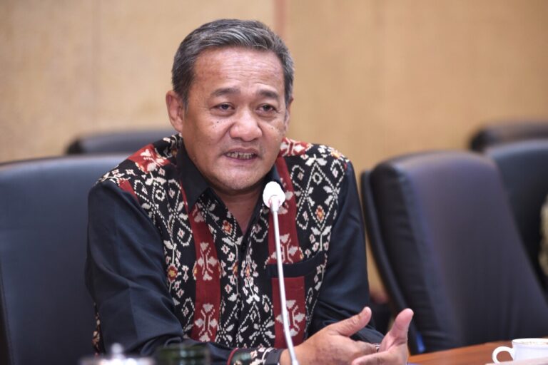 Anggota Komisi IX DPR RI Obon Tabroni saat Rapat Kerja Komisi IX dengan Menteri Kesehatan Dewan Pen20250211203120