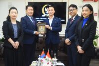 Wakil Ketua BKSAP DPR RI Muhammad Husein Fadlulloh saat bertukar cenderamata usai menerima kunjung20250210123548