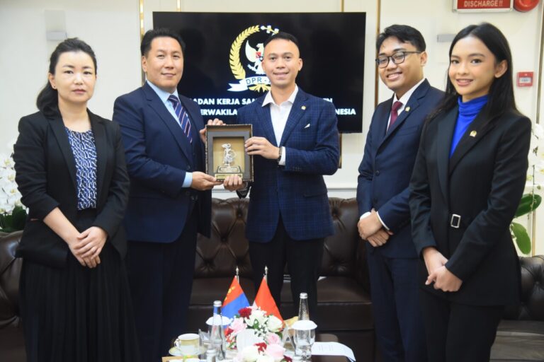 Wakil Ketua BKSAP DPR RI Muhammad Husein Fadlulloh saat bertukar cenderamata usai menerima kunjung20250210123548