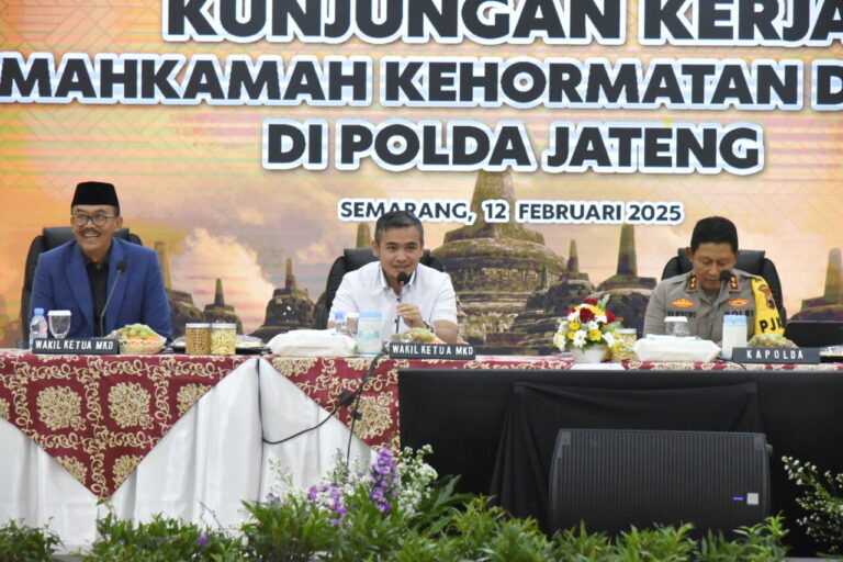 Wakil Ketua MKD DPR RI Imron Amin saat memimpin kunjungan kerja MKD di Kantor Kepolisian Daerah Pr20250213090643