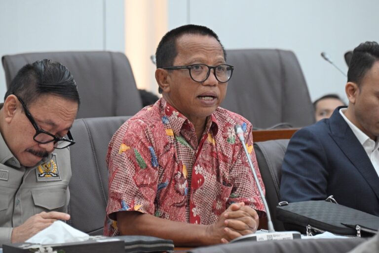 Jaga Harga Pangan Stabil, Koordinasi Antar Kementerian dan Lembaga Perlu Ditingkatkan 4 Anggota Komisi VI DPR RI Khilmi saat mengikuti Rapat Kerja Raker dengan Kementerian Perdagangan 20250304091241
