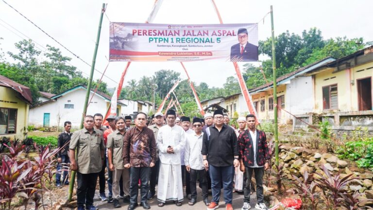 Kolaborasi DPR & PTPN: Kawendra Lukistian Resmikan Jalan Aspal Sumberbaru 4 WhatsApp Image 2025 03 25 at 08.41.23 46910362