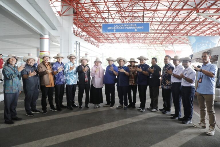 Anggota Komisi V DPR RI Danang Wicaksana dalam foto bersama dengan tim usai meninjau Bandara Tjilik20250416101720
