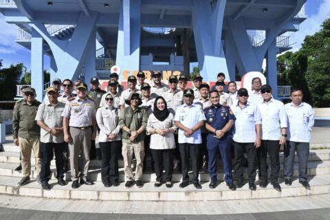 Ketua Komisi IV DPR RI Siti Hediati Hariyadi bersama tim dalam foto bersama usai pertemuan dengan Me20250415115740