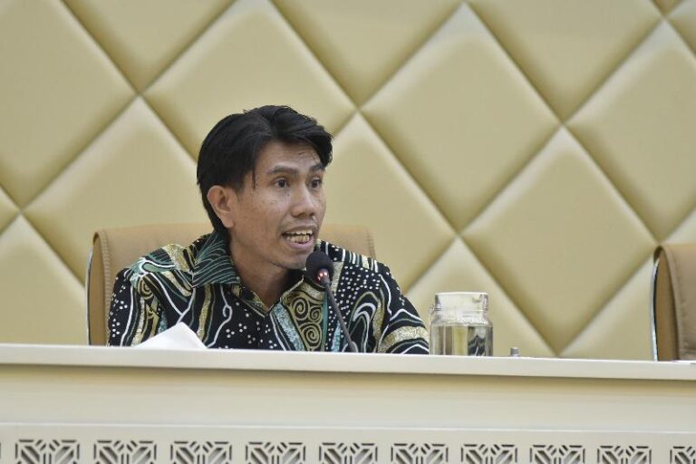 Wakil Ketua Komisi II DPR RI Bahtra Banong dalam rapat kerja dan rapat dengar pendapat Komisi II D20250430101142