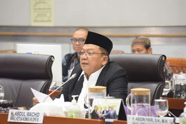 Komisi VIII DPR RI Minta Peningkatan Mutu, Ketepatan, dan Keselamatan Layanan Haji 4 Wakil Ketua Komisi VIII DPR RI Abdul Wachid saat memimpin Rapat Kerja dan Rapat Dengar Pendapat Umu20250429093933