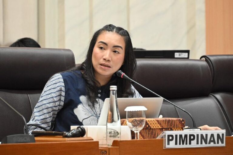 Komisi VII DPR Desak Kementerian Ekonomi Kreatif Permudah Akses Pembiayaan Pelaku Ekonomi Kreatif Kecil 4 Wakil Ketua Komisi VII DPR RI Rahayu Saraswati Djojohadikusumo saat memimpin Rapat Kerja Komisi VII20250502091139