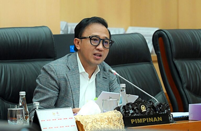 Wakil Ketua Komisi XII DPR RI Bambang Haryadi saat memimpin jalannya rapat yang digelar di Ruang Rap20250516140727