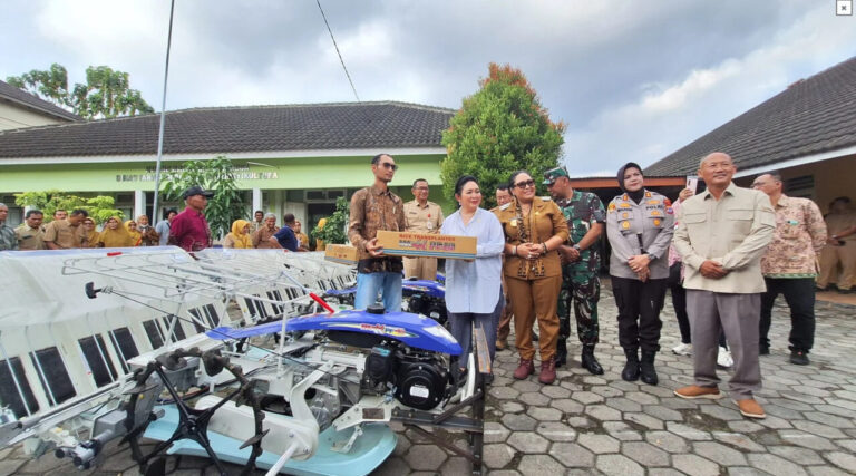 Titiek Soeharto Serahkan Bantuan Alsintan ke Petani Gunungkidul 4 Screenshot 1