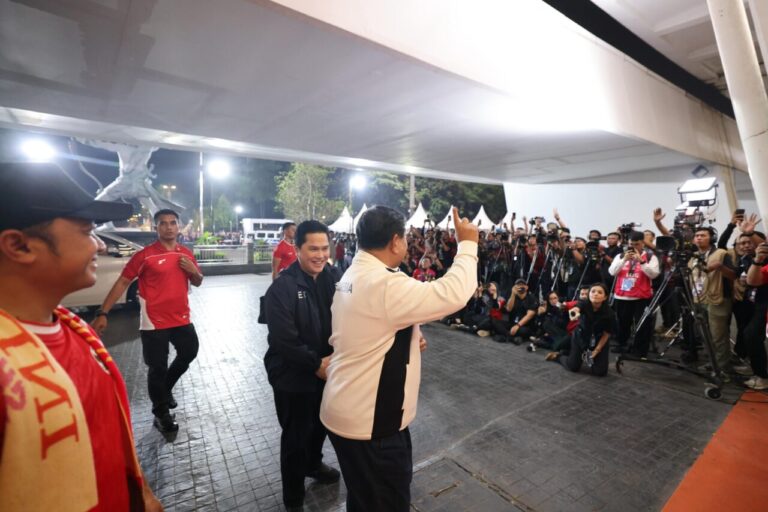 Momen Prabowo Turun ke Lapangan Beri Selamat ke Timnas Usai Kemenangan Lawan China 4 WhatsApp Image 2025 06 06 at 09.06.12 471b6a35