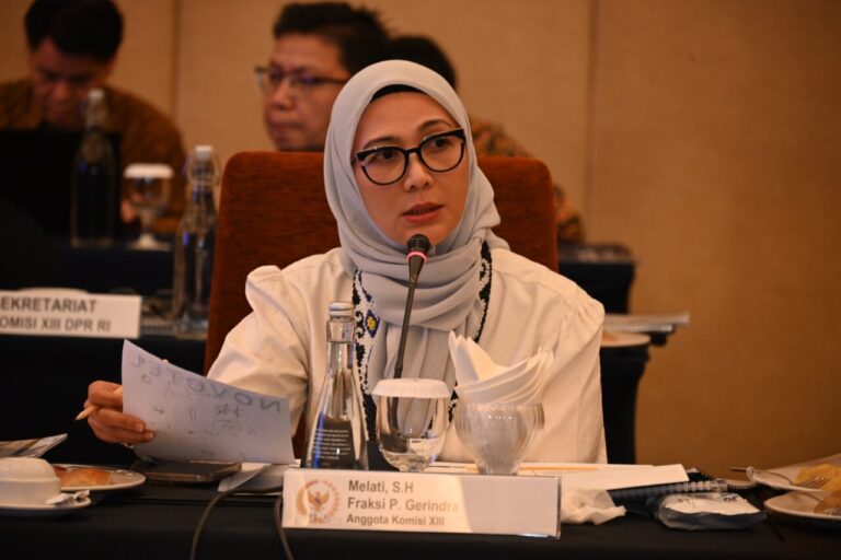 Melati Dorong Penguatan Posbakum dan Paralegal untuk Akses Keadilan di Daerah Terpencil 4 Anggota Komisi XIII DPR RI Melati saat mengikuti rapat kunjungan kerja reses antara Komisi XIII DPR 20250728120703