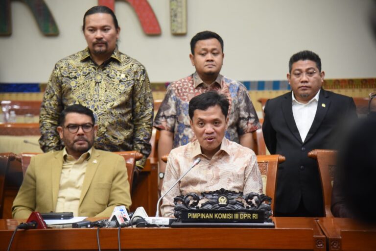 Komisi III Tegaskan Proses Pembahasan RUU KUHAP Berjalan Transparan dan Inklusi 4 Ketua Komisi III DPR RI Habiburokhman saat konferensi pers terkait KUHAP yang digelar di Ruang Rapat20250715081136