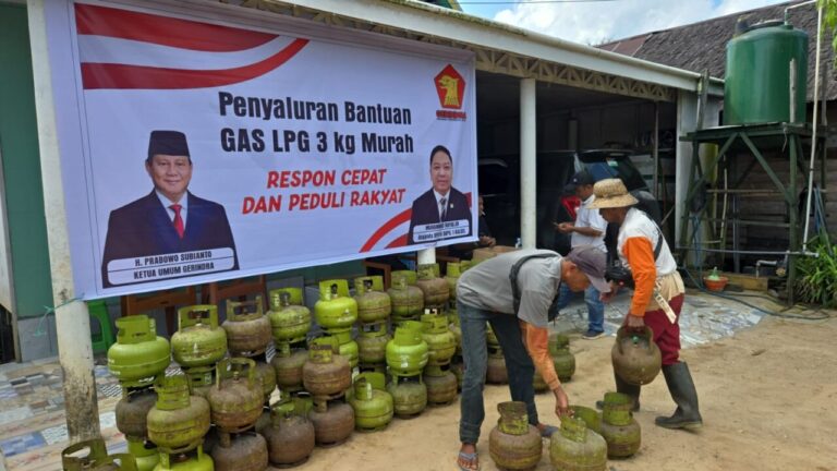 Muhammad Rofiqi Salurkan Gas LPG 3 Kg ke Dua Kecamatan di Kalimantan Selatan 4 PHOTO 2025 07 23 13 54 51