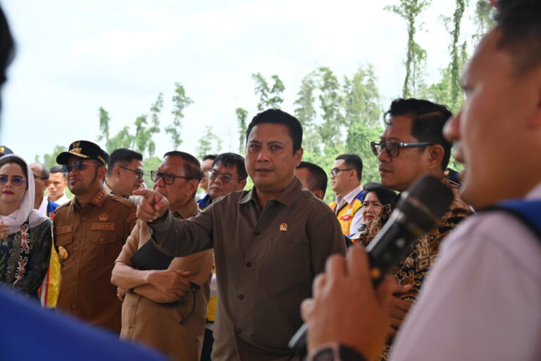 Wakil Ketua Komisi V Andi Iwan Darmawan Aras saat meninjau langsung perkembangan infrastruktur dan20250729100641