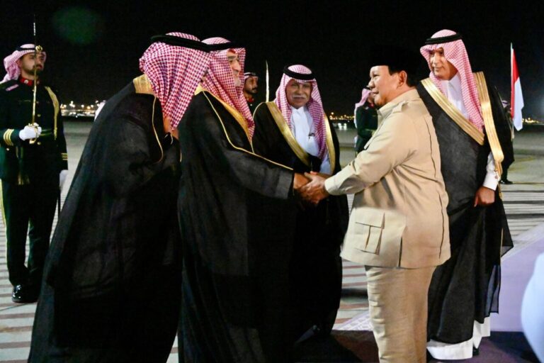Prabowo Tiba di Jeddah, Disambut Pejabat Arab Saudi dan Diaspora Indonesia 4 WhatsApp Image 2025 07 02 at 07.32.21 6bdbcbf4
