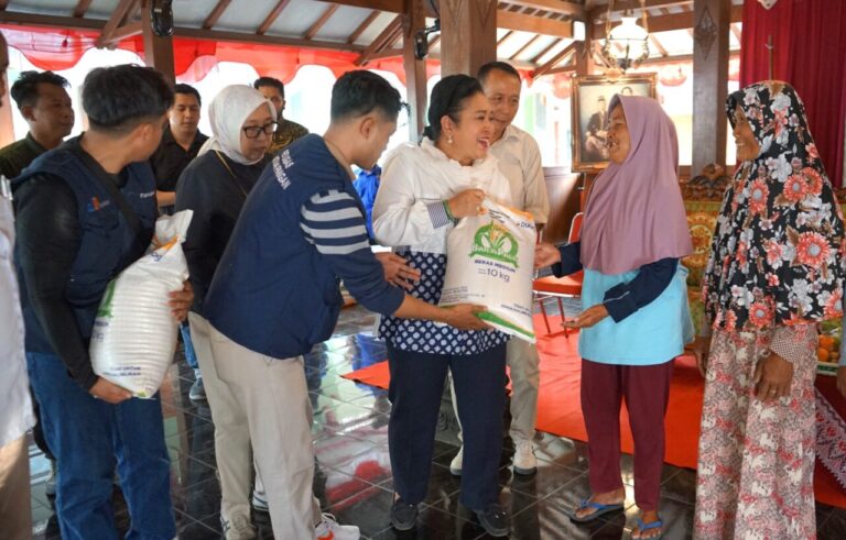 Titiek Soeharto Salurkan Bantuan Pangan di Bantul, Pastikan Sampai ke Masyarakat Tanpa Potongan 4 Titiek Soeharto salurkan bantuan pangan di Bantul Yogyakarta