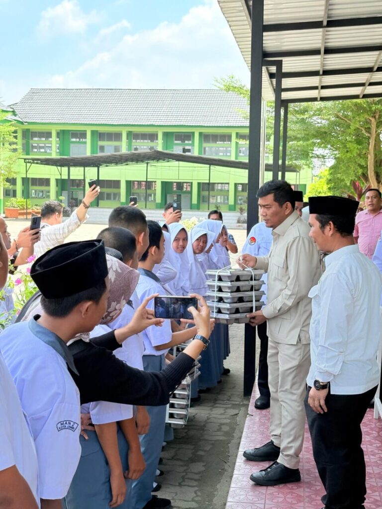 Rocky Candra: Makan Bergizi Gratis Bukan Sekadar Menu, Tapi Masa Depan Siswa 4 WhatsApp Image 2025 08 12 at 20.27.32 e1220d37