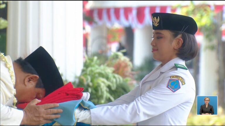 Momen Prabowo Cium Bendera Merah Putih Sebelum Dikibarkan pada Upacara HUT RI ke-80 4 WhatsApp Image 2025 08 17 at 13.07.33 5843259a