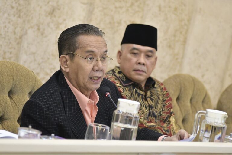 Anggota Komisi II DPR RI Longki Djanggola saat Rapat Dengar Pendapat RDP Komisi II DPR RI dengan 20250909172629