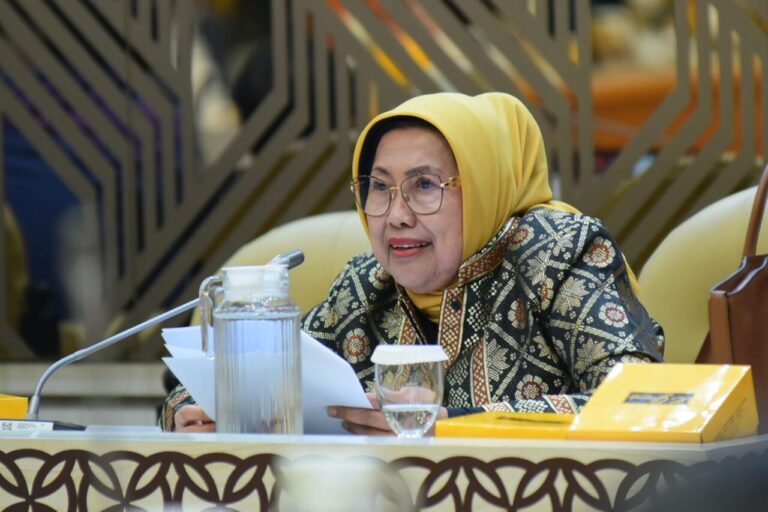 DPR Minta KKP Pastikan Pemangkasan Anggaran Tak Ganggu Program Strategis 4 Anggota Komisi IV DPR RI Endang Setyawati saat mengikuti Rapat Kerja Komisi IV DPR RI dengan Menter20250904094018