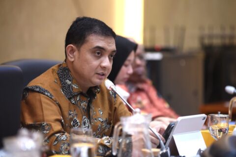 Anggota Komisi IX DPR RI Ade Rezki Pratama saat mengikuti rapat kerja dengan Menteri Perlindungan Pe20250909074213