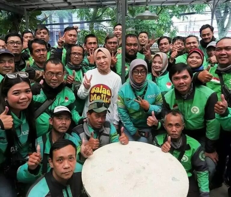 Melly Goeslaw Gelar Aksi “Bebersih Bandung” Libatkan Pengemudi Ojol 4 WhatsApp Image 2025 09 18 at 13.48.26
